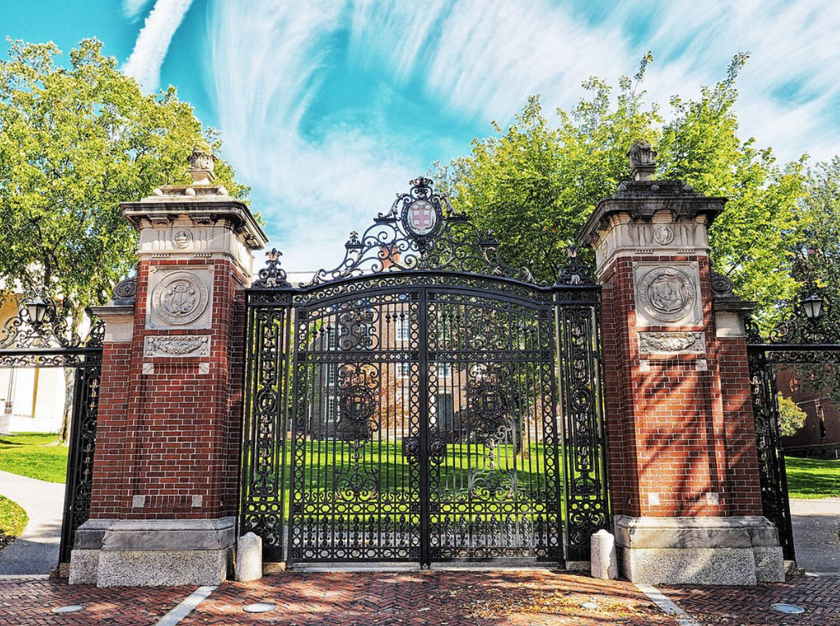 留学美国的智慧之选：探索布朗大学独特的综合优势